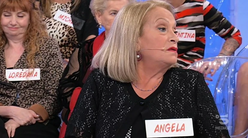 Uomini e donne, crisi di nervi al Trono over: Angela fugge in lacrime, "non torno più". Video compromettente