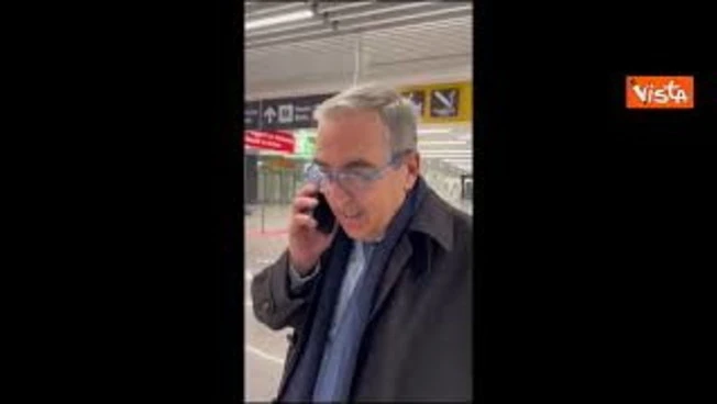 Il video virale di Gasparri in aeroporto prima del referendum: Domenica e lunedì tutti a votare Sì