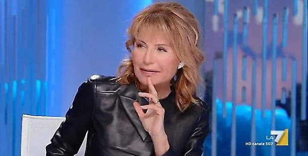Lilli Gruber fuori dai denti: "Fascismo nella pattumiera della storia, Mussolini dittatore megalomane"