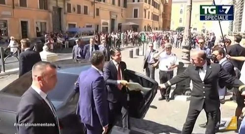 Giuseppe Conte al Senato, i leghisti lo accolgono fuori da Palazzo Madama con "Buffone" e "Elezioni"