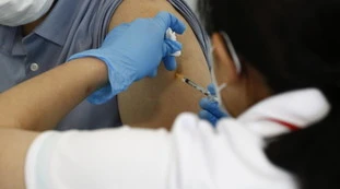 Coronavirus, bollettino 26 giugno: 838 positivi e 40 morti. Allarme over-60: vaccino, quanti mancano alla conta