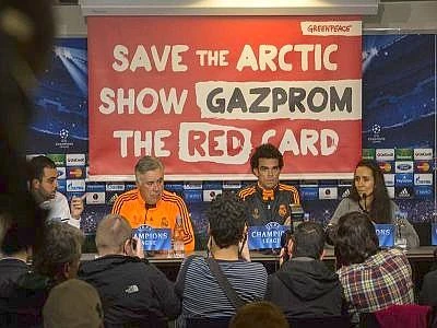 Striscione di Greenpeace anti-trivellazioni alla conferenza del Real Madrid