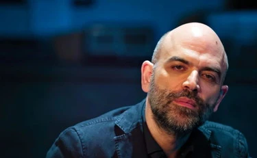 Stefano De Martino spiana Roberto Saviano: un caso in tv