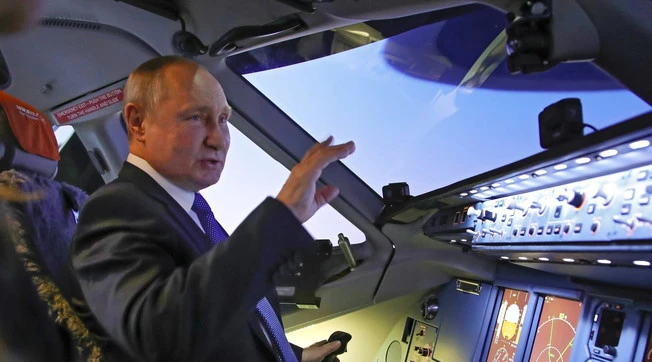 Vladimir Putin, retroscena: nella lista nera consegnata allo zar c'è l'Italia. La guerra può dilagare, cosa rischiamo