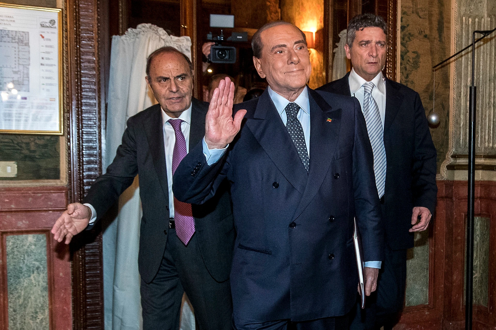 Silvio Berlusconi, offerta ai "responsabili" M5s per sostenere il governo di centrodestra: questione di soldi