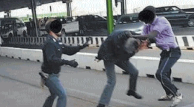 Agenti picchiati in strada: le foto che non indignano la sinistra