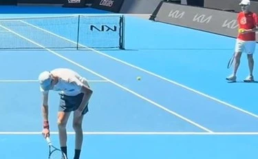 Jannik Sinner sbrocca, mai visto così: "Fa cag***"