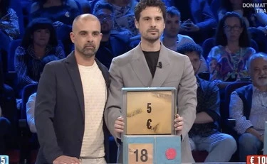 938x496