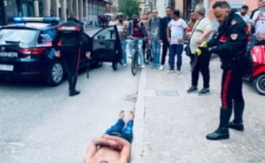 Bologna, il marocchino accoltella i passanti? Il Pd insorge: "No al taser"