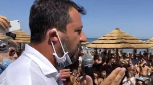 Matteo Salvini contestato in spiaggia, lui sbotta: "I clandestini? Portateli a casa tu, basta mantenere sfig*** e spacciatori"