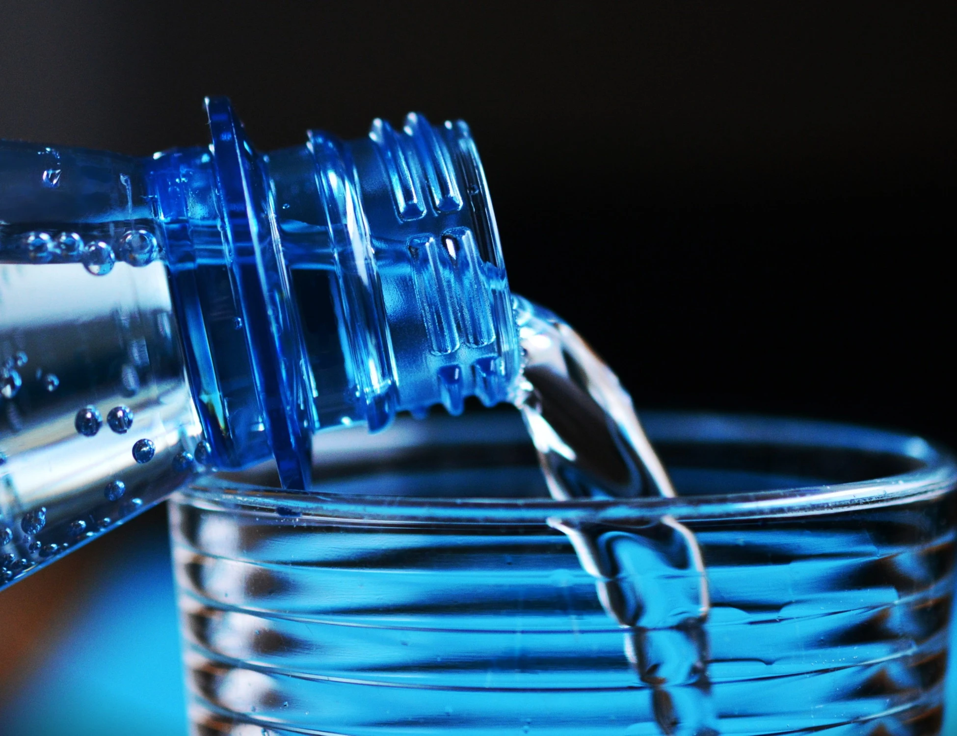 Acqua ghiacciata o a temperatura ambiente? Cosa disseta di più: la risposta ribalta tutto