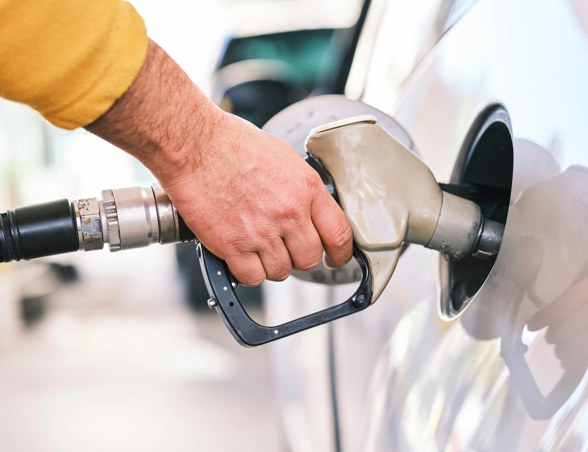 Carburante, il governo taglia ancora i prezzi: cosa cambia, sinistra muta