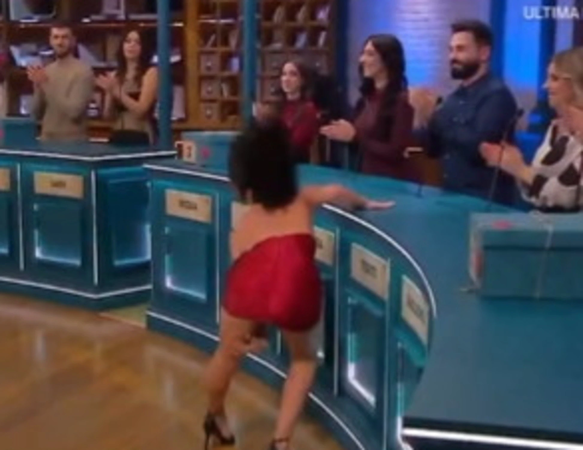 Affari tuoi, ormone impazzito per Martina: vestita così in studio