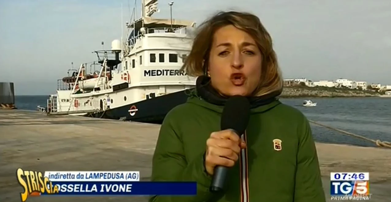 Striscia la notizia, la gaffe in diretta al Tg5 da Lampedusa: cosa ha scambiato la giornalista Mediaset