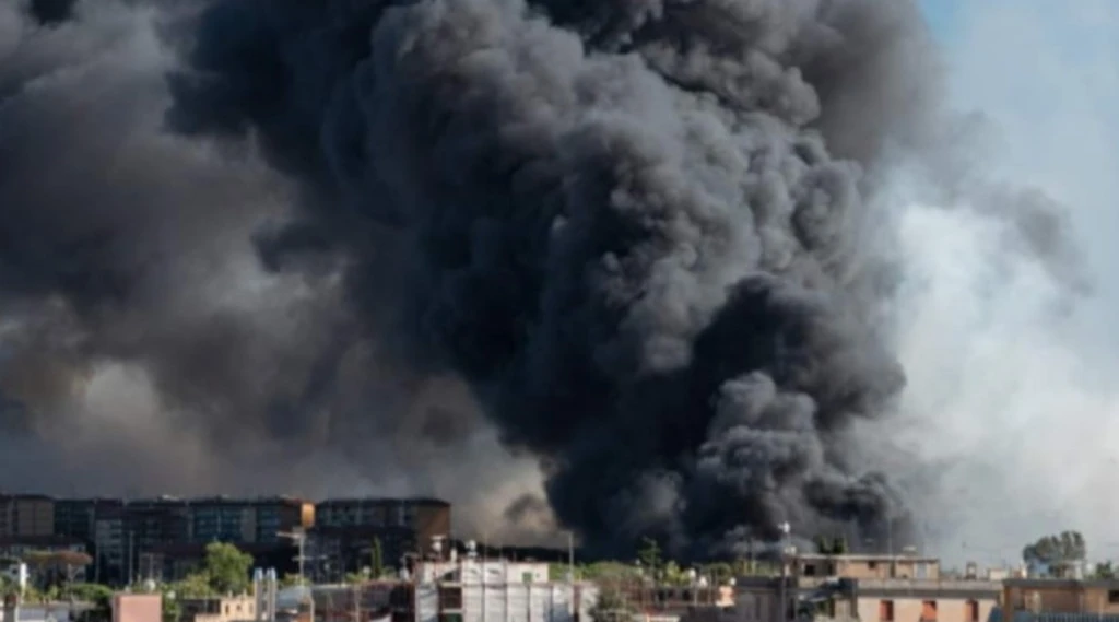 Roma, maxi-incendio: "Nube potenzialmente tossica", situazione drammatica