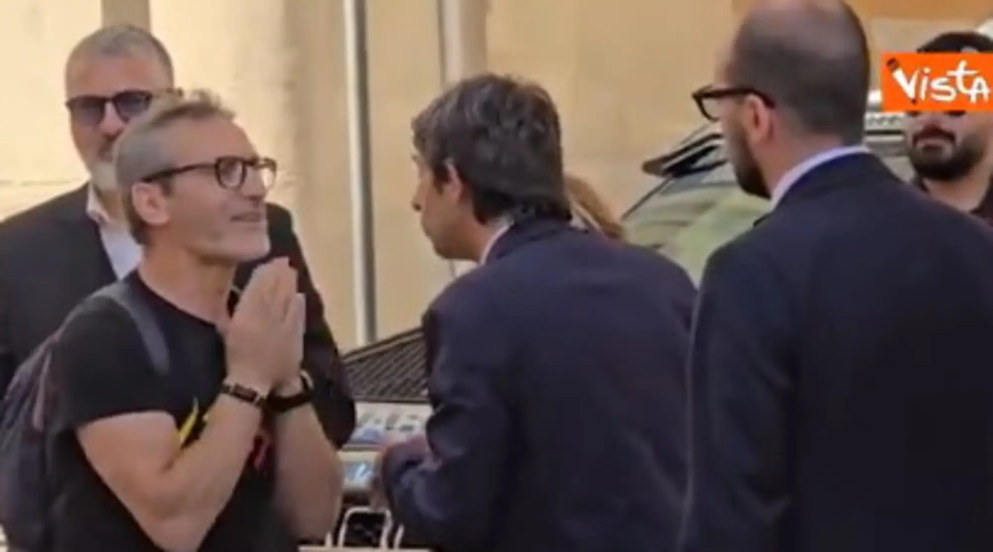 Giovanni Donzelli insultato dal contestatore pro migranti: "Bast***, stro***"