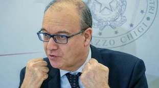Sondaggio Swg, anche gli elettori di centrosinistra con Valditara: sì al tetto agli stranieri in classe