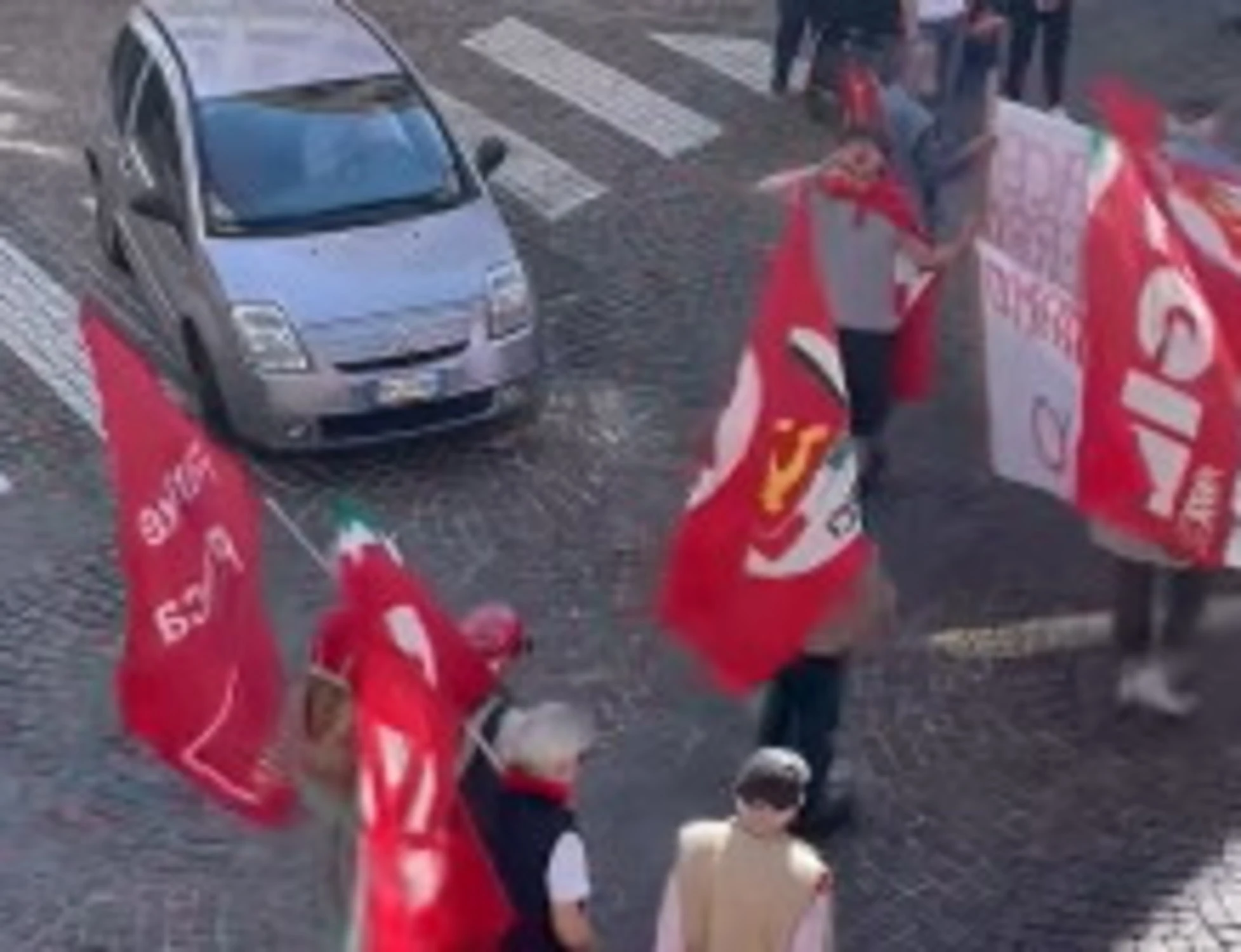 Biella, urla e minacce sotto la sede di FdI: "I camerati devono morire"