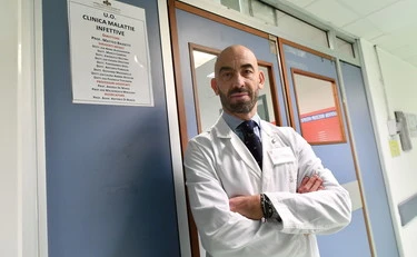 Meningite, Matteo Bassetti: "Tra i focolai più esplosivi di sempre, come si diffonde"