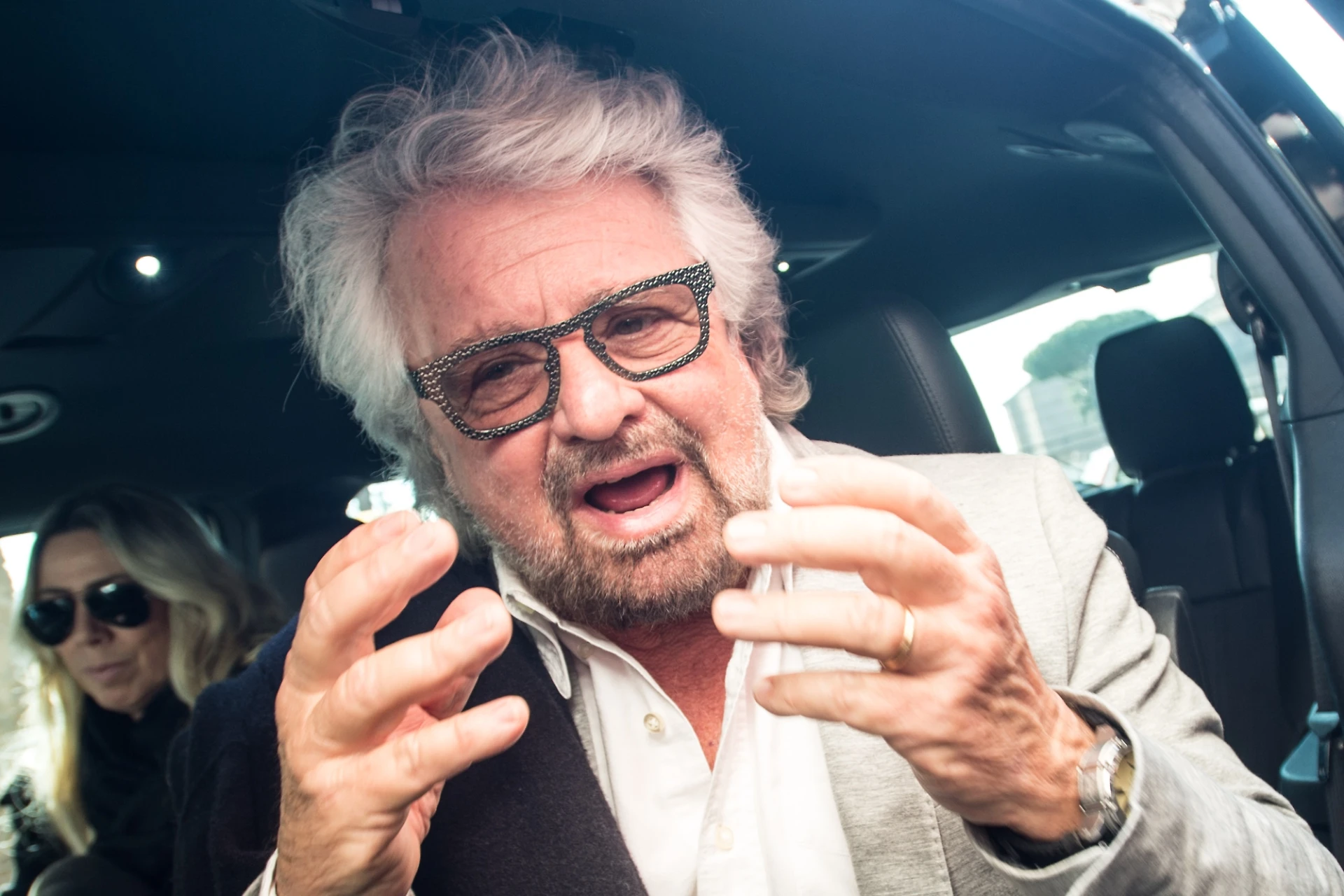 Beppe Grillo, la violenza del guitto contro Matteo Salvini: "Va preso a calci"