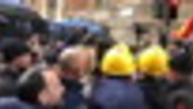 Ex Ilva, la sindaca Salis incontra i metalmeccanici in corteo a Genova