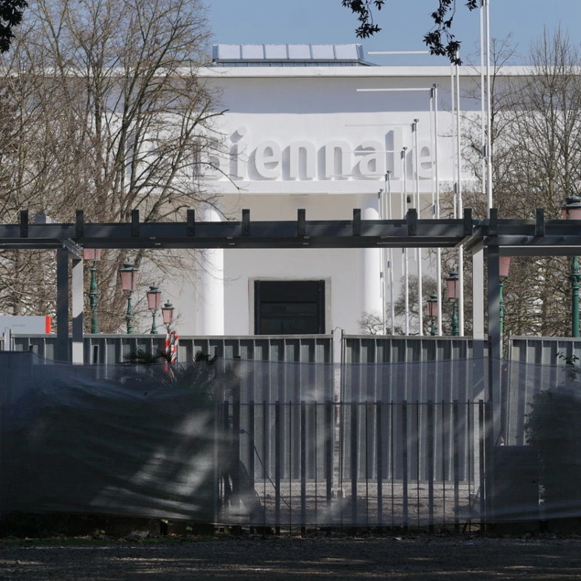 Più liberi a destra: ecco cosa insegna la vicenda della Biennale di Venezia