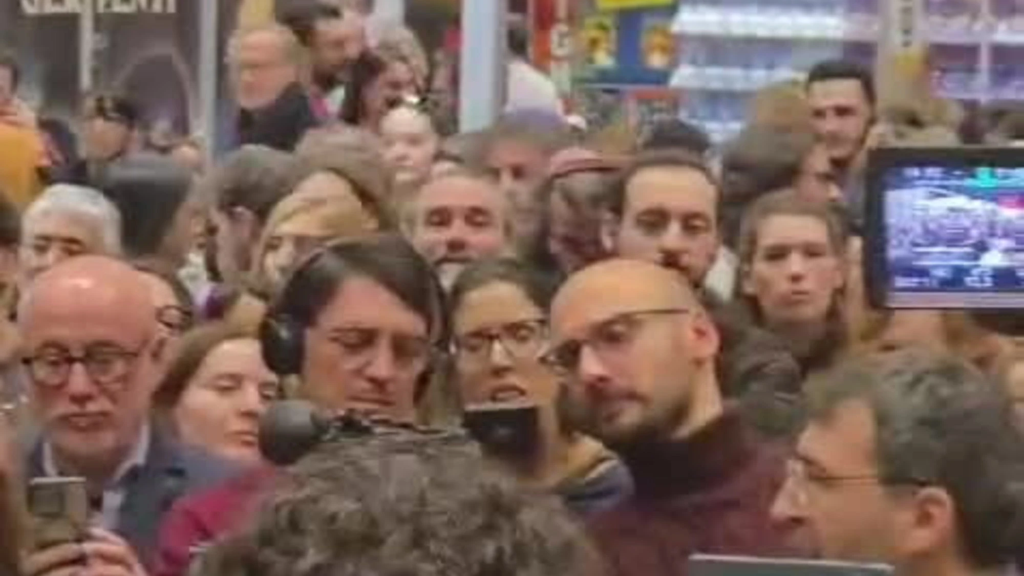 Più libri più liberi, i manifestanti gridano: "Ora e sempre Resistenza"