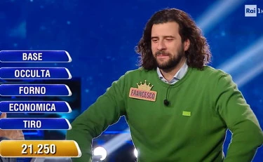 L'Eredità, "ogni sera con 'sto gigante...": Francesco travolto