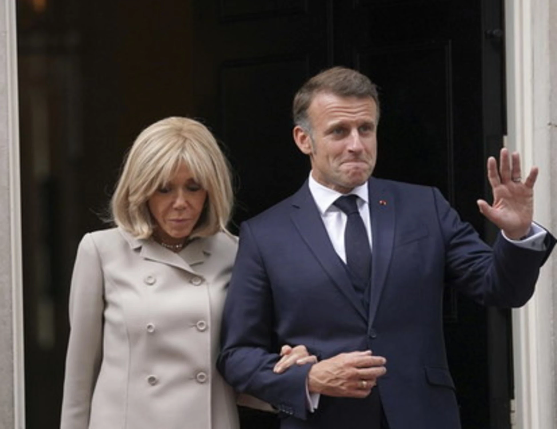 Brigitte Macron umiliata in tribunale: "Non sono un uomo, ecco le prove"