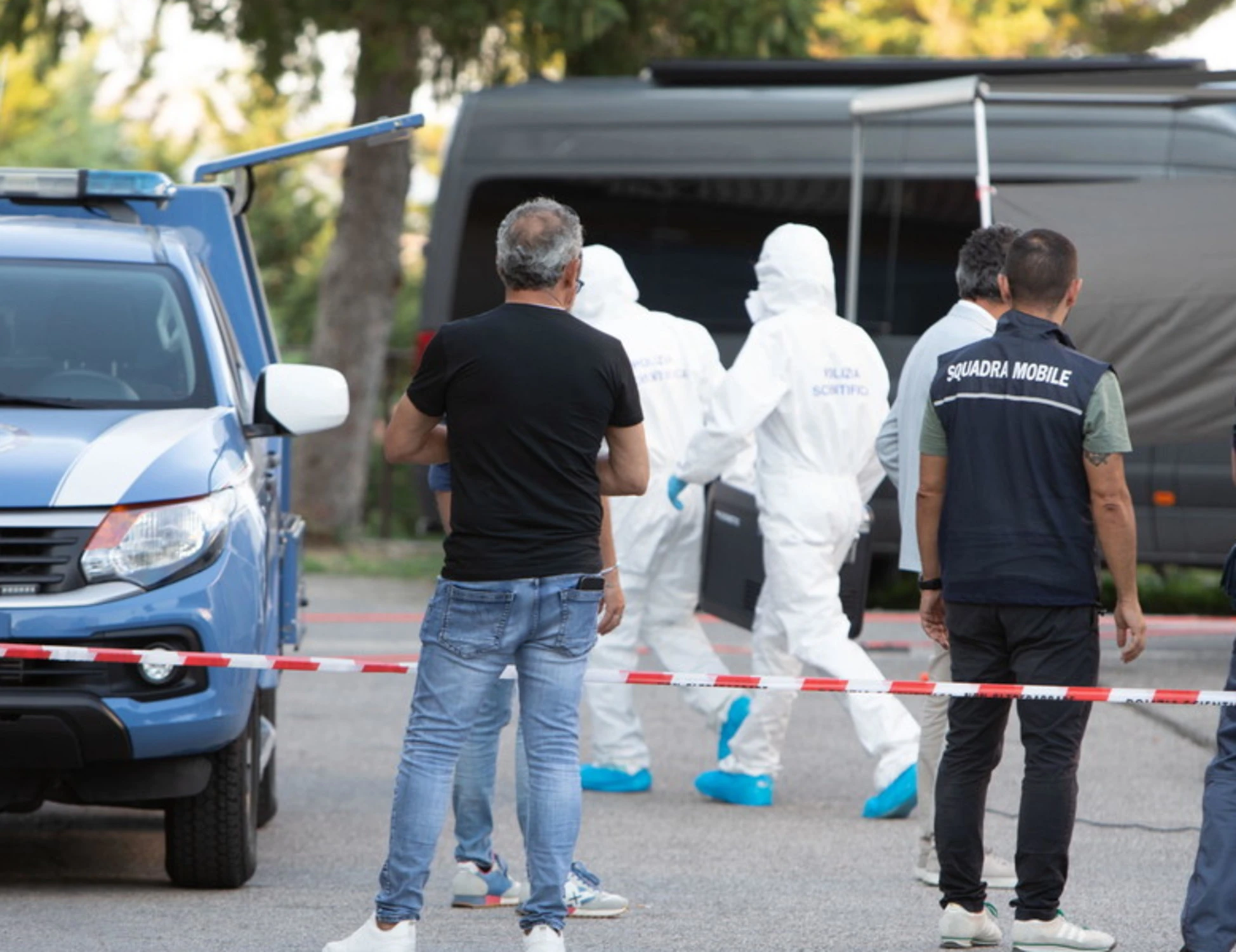 Ricina, blitz della polizia in una scuola: al setaccio oltre 70 dispositivi elettronici, cosa cercano