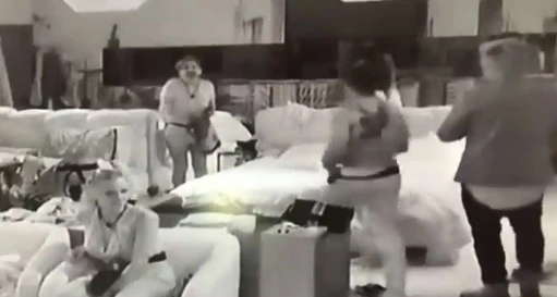 Grande Fratello Vip, lo scherzo a Ivan Cattaneo finisce in tragedia: &quot;Poveracci, fate schifo, andate affan...&quot;