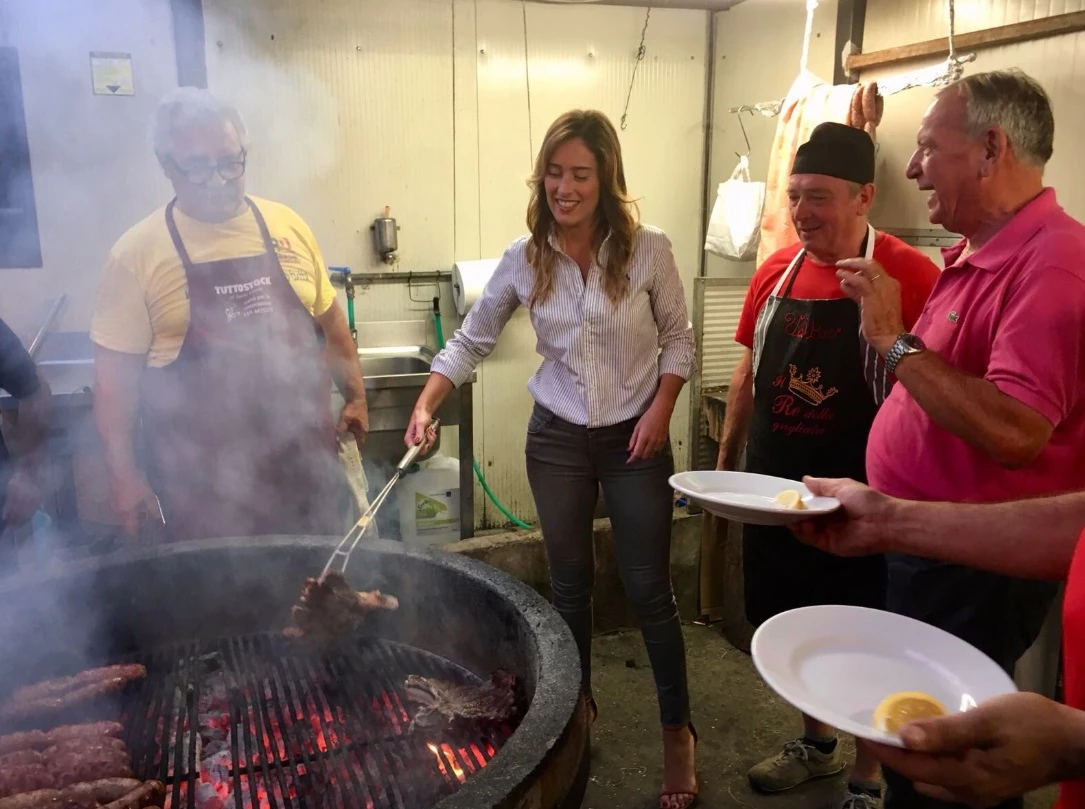 Maria Elena Boschi, il nuovo lavoro: griglia salamelle alla Festa dell'Unità