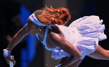 Jannik Sinner gode: occhio ai capelli di Coco Gauff