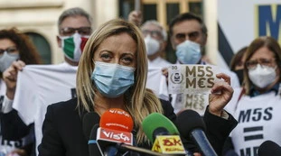 Giorgia Meloni a Matteo Salvini: "Vuole tornare col M5s o andare a elezioni col centrodestra?"