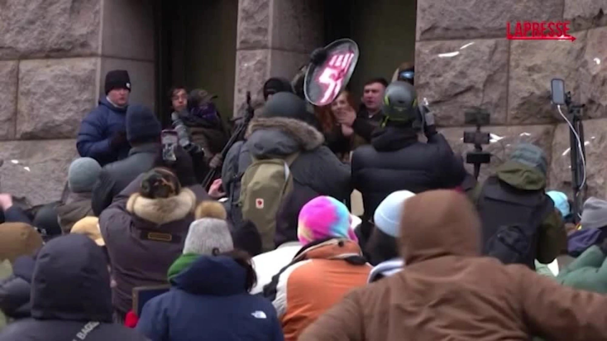 Il popolo della sinistra lincia in pubblico l'influencer di destra