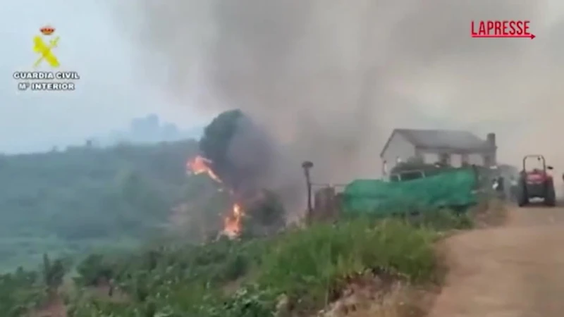 Spagna, la lotta dei vigili del fuoco contro gli incendi in Estremadura