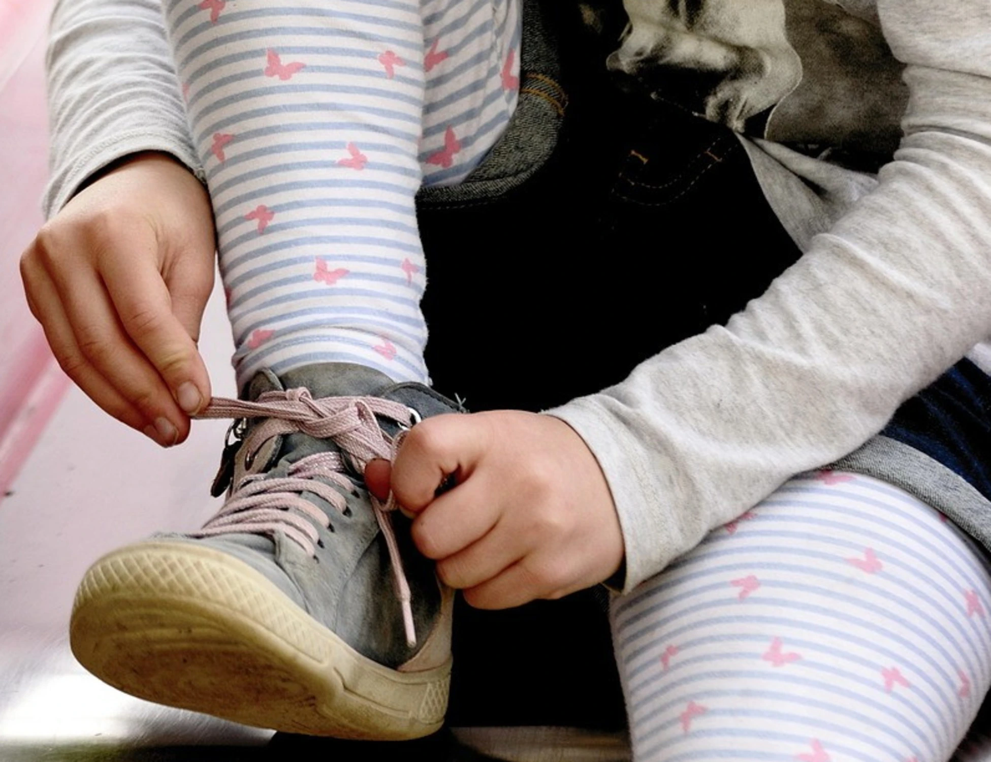 Gallarate, afferra e bacia bimba di 3 anni: orrore dell'algerino davanti all'asilo