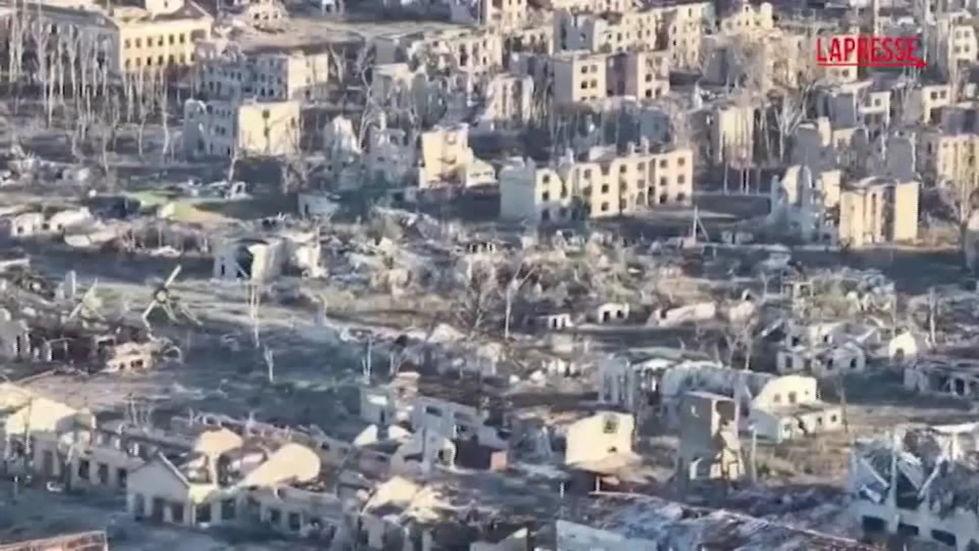 Ucraina, le riprese dal drone mostrano la distruzione di Chasiv Yar