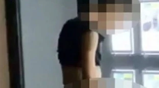 Mestre, lo fanno in pieno giorno a bordo strada: non sfila neppure il casco