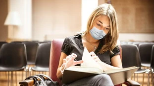 Coronavirus, mascherine addio: quando e dove potremo toglierle, il parere del Cts