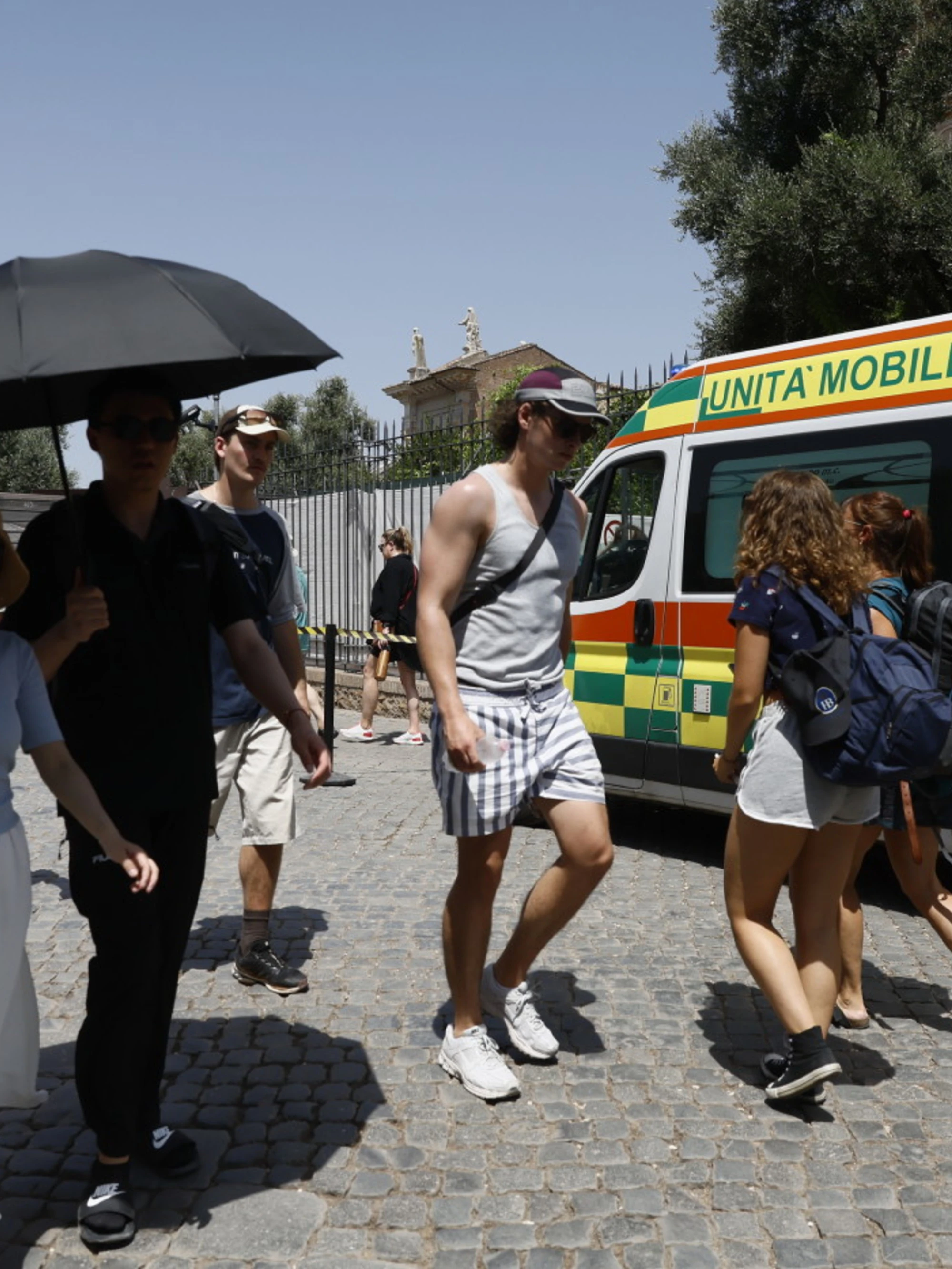 Vicenza, troppo caldo nella buca: operaio in coma
