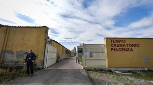 Coronavirus, gli orrori nella clinica di Piacenza: "Costretti a legare gli anziani ai polsi"