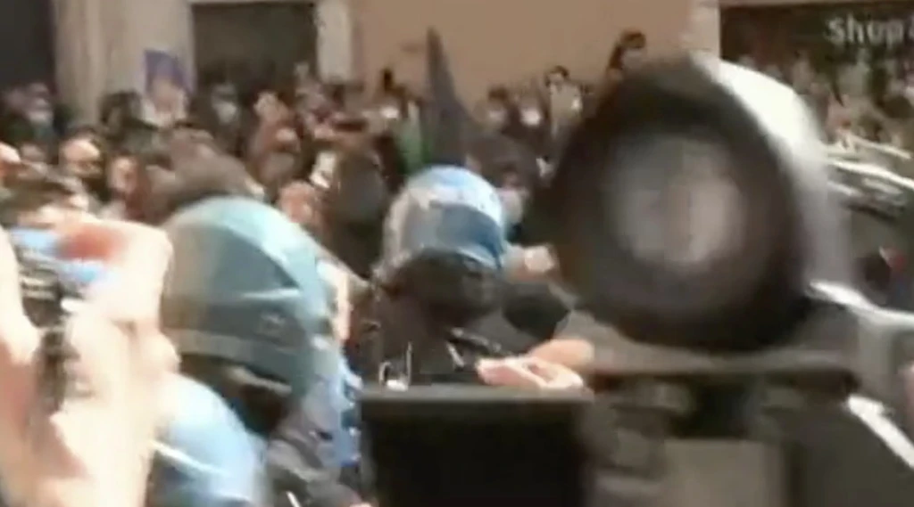 Coronavirus, la rabbia degli imprenditori esplode a piazza Montecitorio: scontri con la polizia, spunta Vittorio Sgarbi