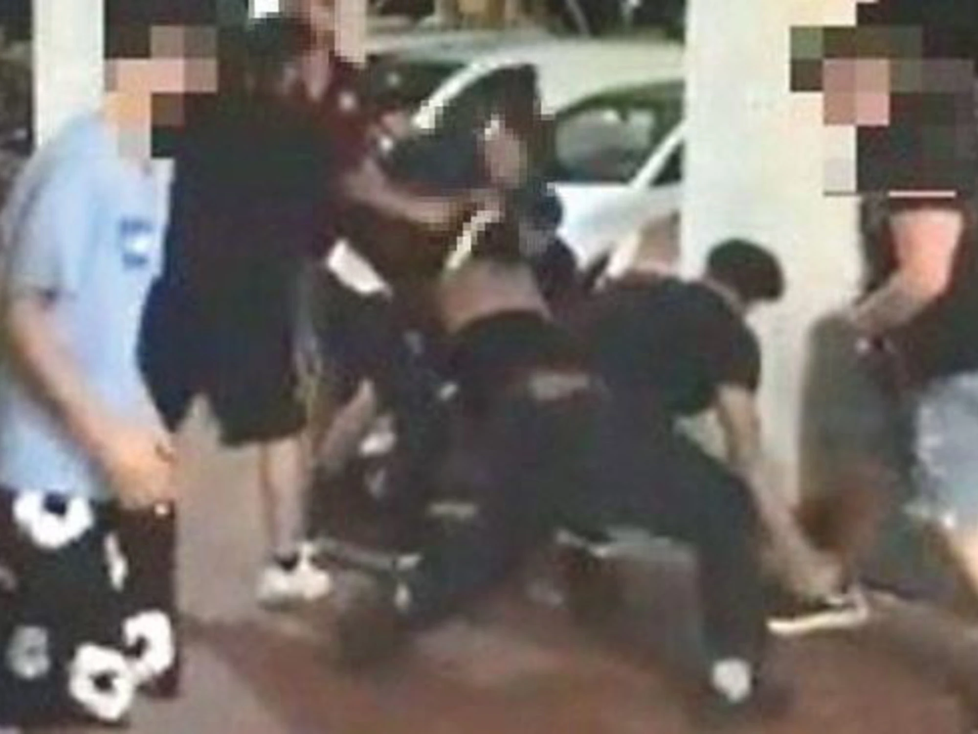 Notte di follia a Follonica: "5 contro 1", pestaggio selvaggio
