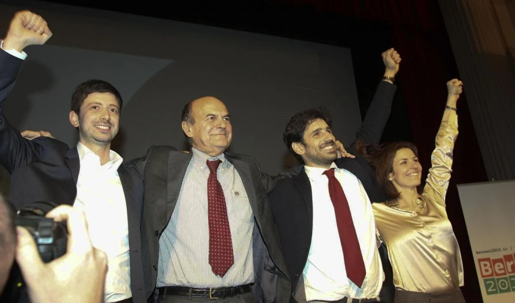 Fanno il pugnopoi si vergognanodel comunismo