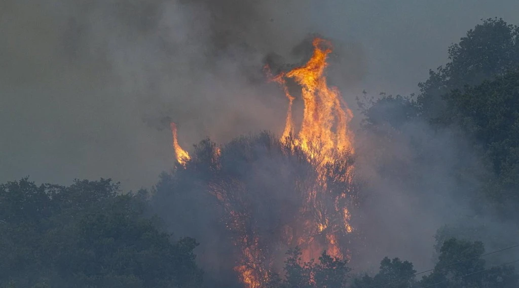 Meteo, "picchi di 45° e incubo incendi": in campo la protezione civile, per l'Italia due giorni drammatici