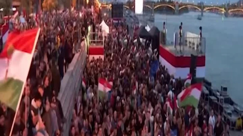 Ungheria, festa per le strade di Budapest dopo la vittoria di Magyar