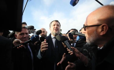 Salvini arriva in tribunale, Saviano lo insulta: "Vergognati, vergognati, vergognati!"