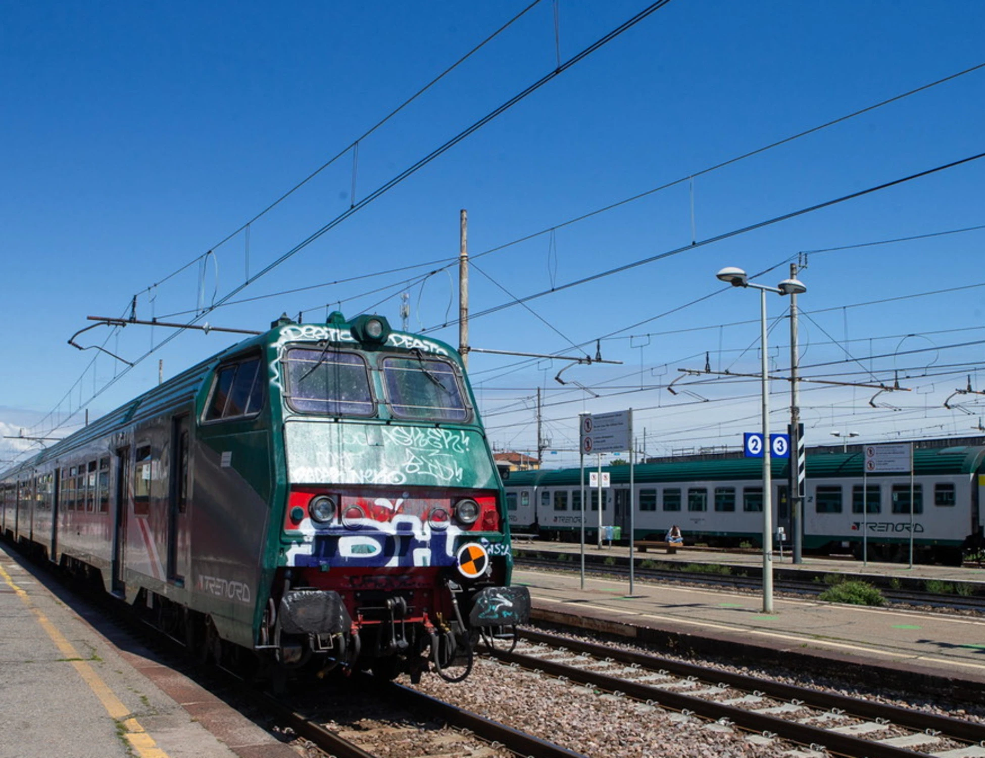 Milano, turista accoltellato da 3 nordafricani per una collanina: ancora sangue