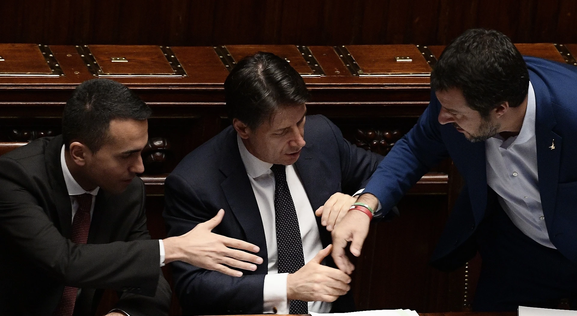 Giuseppe Conte, la guerra delle stanze a Palazzo Chigi: braccato da Matteo Salvini e Luigi Di Maio